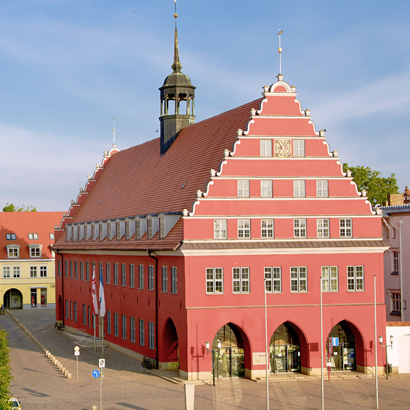 Das Rathaus in Greifswald in Mecklenburg-Vorpommern