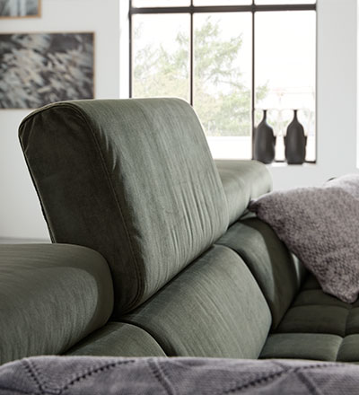 Das Interliving Sofa der Serie 4303 in Salsa Olive erhältlich bei Interliving mmz.