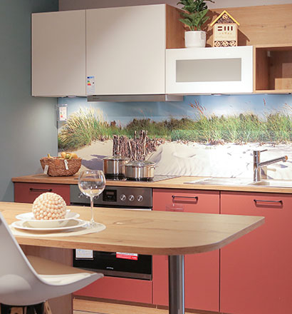 Gemütliche Küche in einer Ferienwohnung in Rot und Weiß
