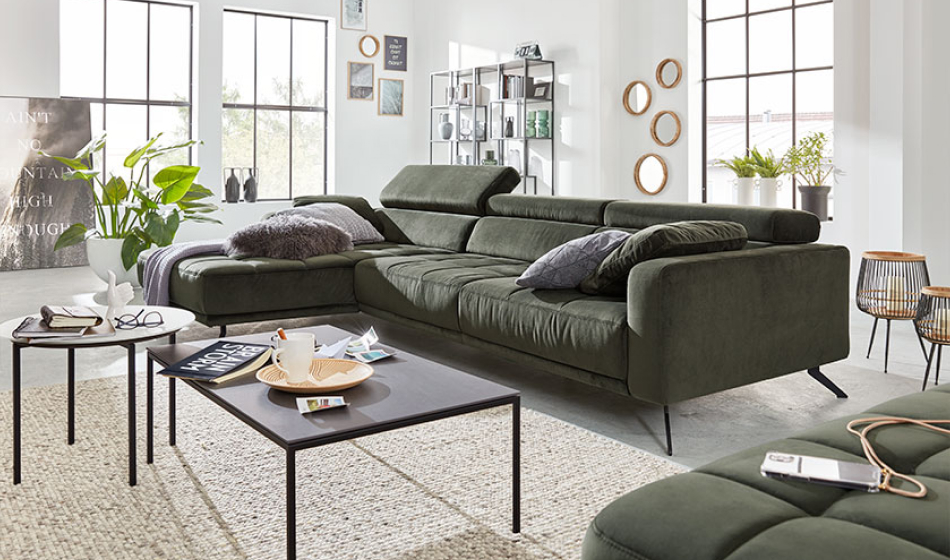 Das Interliving Sofa Serie 4303 in der Farbe Salsa Olive gibt es bei Interliving mmz.