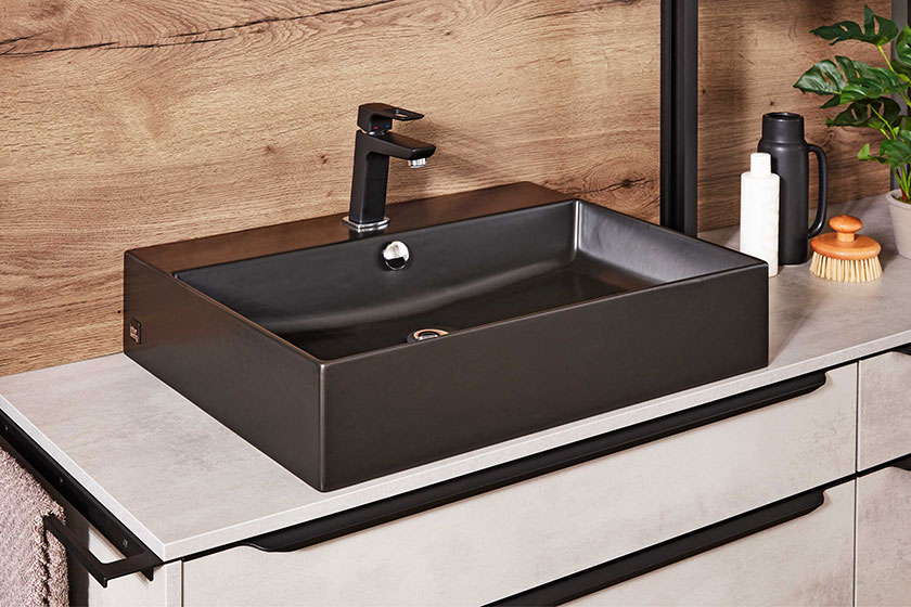 Styling mit scharzen Elementen wie diesem eleganten Waschbecken mit schwarzer Armatur.