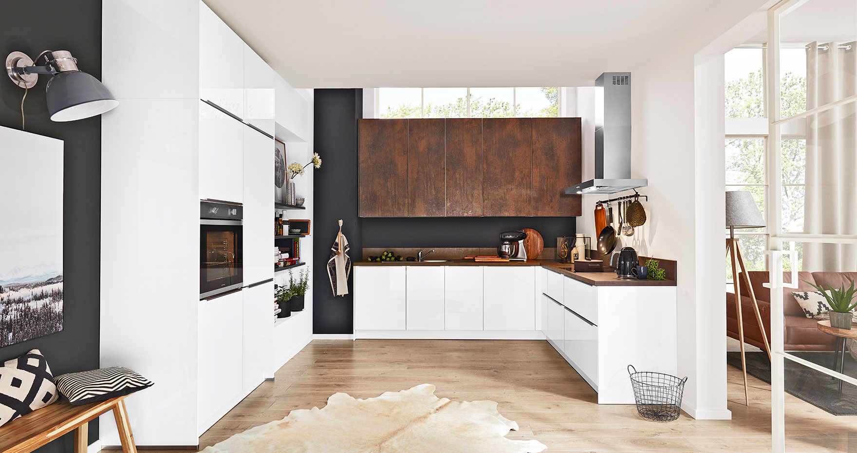Die Interliving Küche Serie 3034 bietet mit leichtgängigen Vollauszügen, offenen Regalboards und leicht erreichbarem Stauraum im Hochschrank maximalen Stauraum.